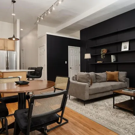 Spacious Apartment With Office And Courtyard
